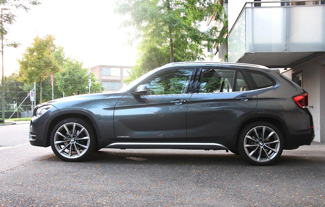 B) BMW X1 xDrive28i